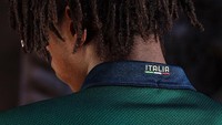 Di bagian belakang kerah terdapat tulisan Italia. (Foto: Instagram @pumafootball)