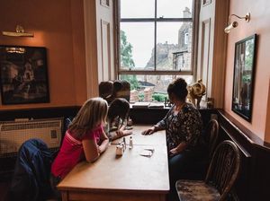 Bersantai di Kafe Klasik Tempat Lahirnya Buku Harry Potter yang Terkenal