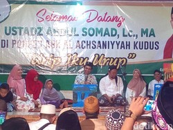 Di Kudus, UAS Pimpin Lelang Lukisan Karya Santri