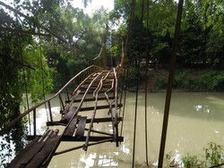 Jembatan Maut yang Sering Dilalui Siswa di Pidie Mulai Diperbaiki