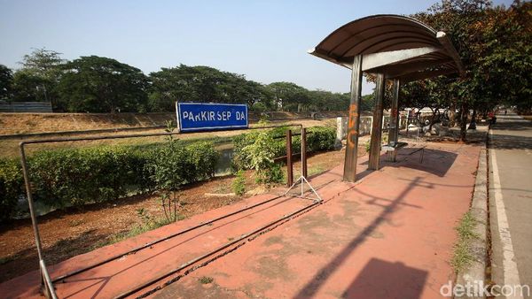 Melihat Kondisi Jalur Sepeda di Kawasan Kanal Banjir Timur