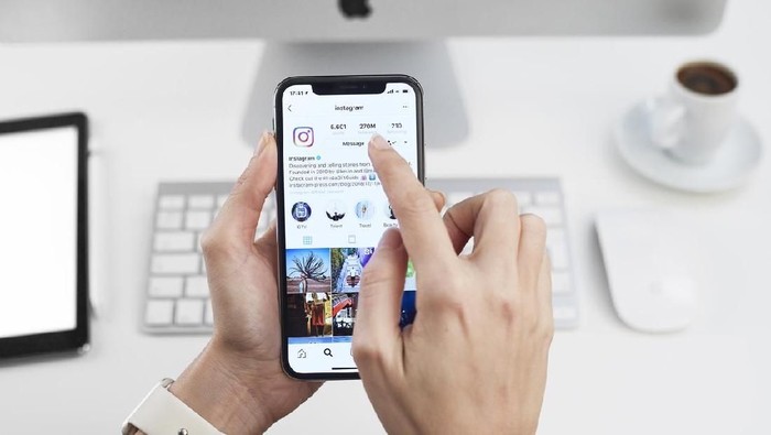 Ilustrasi Instagram Istanbul, Turkey - December 15, 2018: Person holding a merk new Apple iPhone X with Instagram profile on the screen. Instagram is an online mobile social networking service, launched in October 2010.