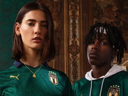 Kostum yang didesain Puma dengan strip Renaissance tersebut dipakai untuk menyambut generasi baru dan mengenang kemenangan 2-0 atas Argentina di Olimpico pada 1954. (Foto: Instagram @pumafootball)