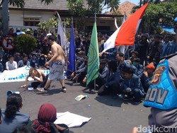 Kecam Tindakan Represif Aparat, Mahasiswa Cirebon Aksi Teatrikal