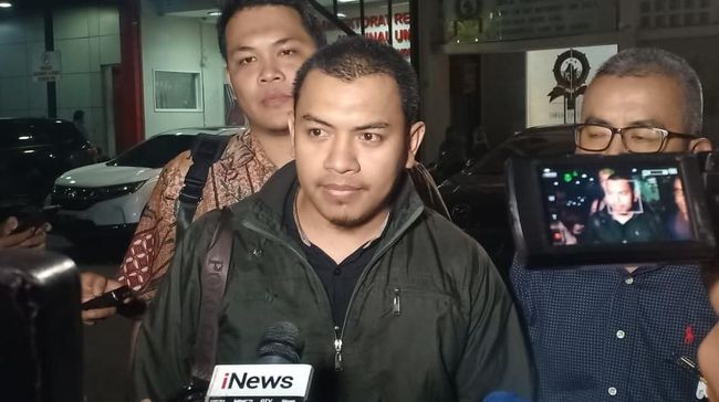 Dicecar 18 Pertanyaan, Munarman Ditanya soal WA Tersangka Penganiayaan Ninoy Dicecar 18 Pertanyaan, Munarman Ditanya soal WA Tersangka Penganiayaan Ninoy
