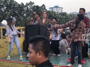 Polisi Ikut Dangdutan di Demo Tolak Perppu KPK Depan DPR