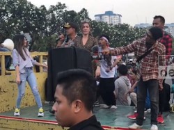 Polisi Ikut Dangdutan di Demo Tolak Perppu KPK Depan DPR