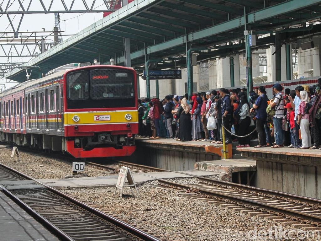 Perbaikan LAA Selesai, KCI Masih Urai Antrean KRL Masuk Stasiun Manggarai Perbaikan LAA Selesai, KCI Masih Urai Antrean KRL Masuk Stasiun Manggarai