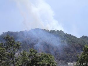 Helikopter Bom Air Dikerahkan untuk Padamkan Api di Kawah Putih Helikopter Bom Air Dikerahkan untuk Padamkan Api di Kawah Putih