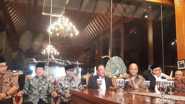 Anwar Ibrahim Kenang Habibie: Teknokrat, Negarawan dan Cinta ke Ainun Anwar Ibrahim Kenang Habibie: Teknokrat, Negarawan dan Cinta ke Ainun
