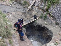 Kekeringan, Warga Ciamis Gali Sungai Kering untuk Peroleh Air Bersih