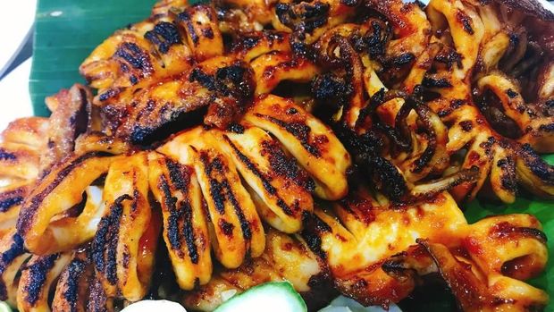 Sotong bakar dengan bumbu tinta cumi