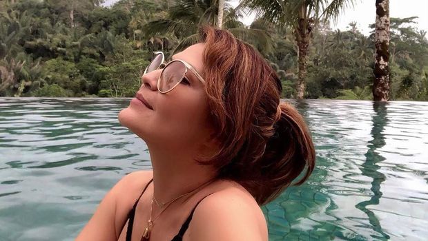 Tamara Bleszynski berpose di kolam renang