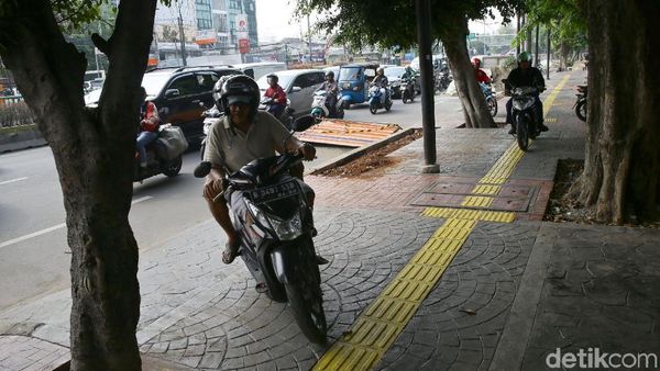 Pemotor Jajah Trotoar Jakarta