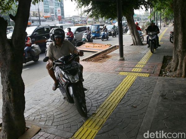 Pemotor Nakal Jajah Trotoar Jakarta