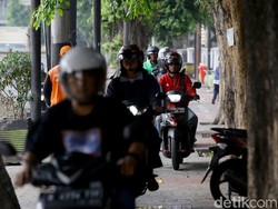 Pak Ogah di Jakpus Pungli Pemotor Mau Naik Trotoar, Polisi Bertindak