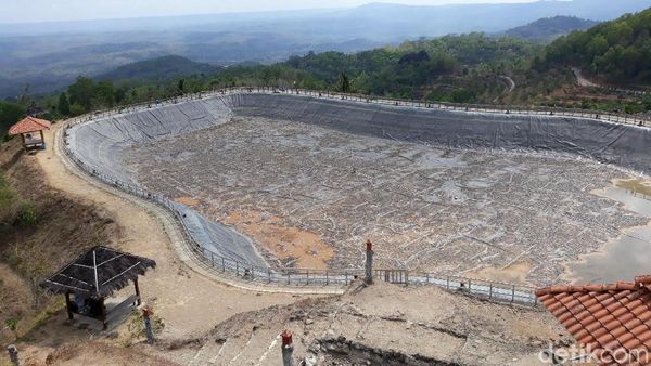 Foto: Kering Kerontang Embung Nglanggeran