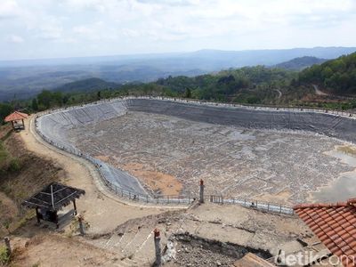 Foto: Kering Kerontang Embung Nglanggeran