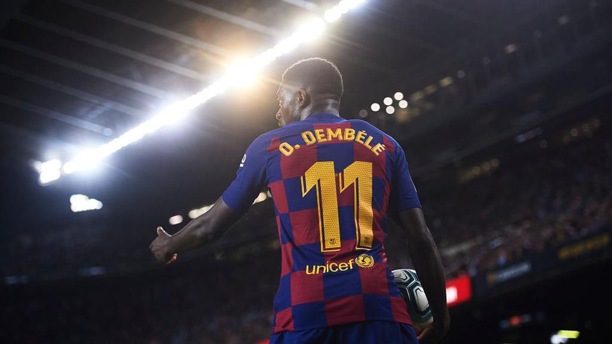 Ousmane Dembele mengalami cedera robek otot hamstring dan diperkirakan absen sampai akhir musim. (Foto: Aitor Alcalde/Getty Images)