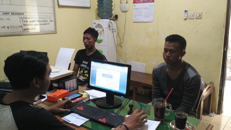 Polisi Gadungan di Pasuruan Dibekuk Setelah Rampas HP Pelajar di Taman Kota Polisi Gadungan di Pasuruan Dibekuk Setelah Rampas HP Pelajar di Taman Kota