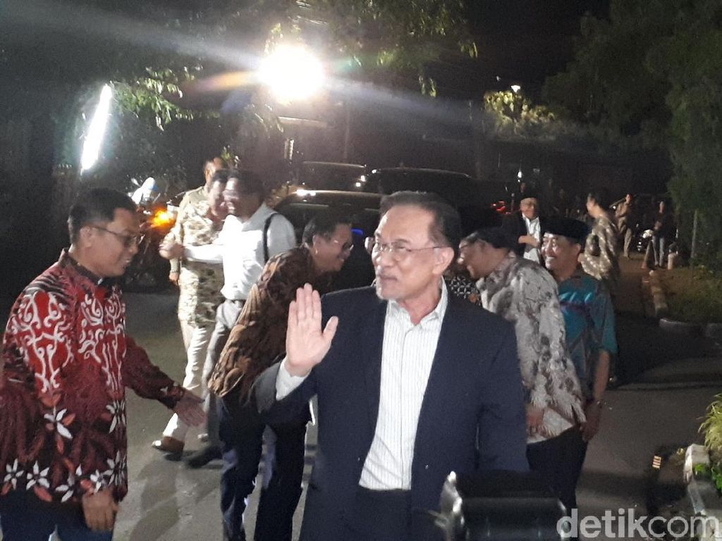 Anwar Ibrahim Takziah ke Keluarga Habibie di Kuningan Anwar Ibrahim Takziah ke Keluarga Habibie di Kuningan