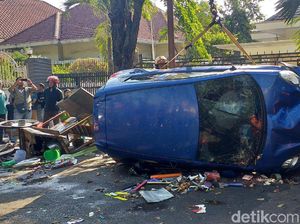 Oleng Lalu Tabrak Orang dan Gerobak Bakso, Sebuah Mobil Terguling