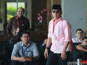 Rizal Djalil Gendong Tas Merah di KPK Rizal Djalil Gendong Tas Merah di KPK