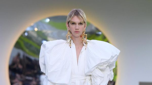 Foto: 12 Koleksi Busana Putih Valentino untuk Musim Semi 2020