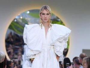 Foto: 12 Koleksi Busana Putih Valentino untuk Musim Semi 2020