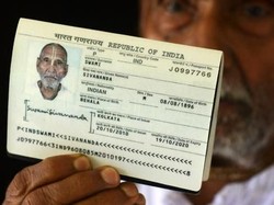 Gegara Usia, Paspor Pria Ini Bikin Petugas Bandara Tercengang