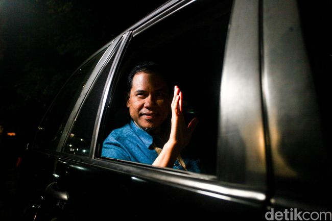 Selesai Jalani Pemeriksaan, Munarman Tinggalkan Polda Metro Selesai Jalani Pemeriksaan, Munarman Tinggalkan Polda Metro