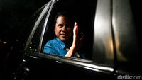 Selesai Jalani Pemeriksaan, Munarman Tinggalkan Polda Metro