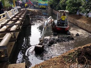 Mapag Hujan, 4.000 Meter Kubik Sedimentasi Diangkat di Sungai Kota Bandung Mapag Hujan, 4.000 Meter Kubik Sedimentasi Diangkat di Sungai Kota Bandung