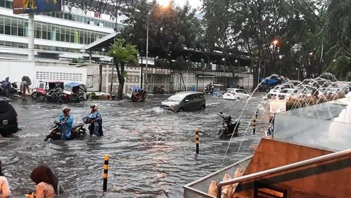 Diguyur Hujan tadi malam, Jalan Depan dan parkiran dalam  Mall Centre Point Medan Banjir