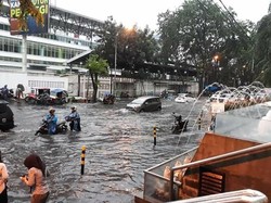 Diguyur Hujan 1 Jam, Jalan Depan Mal Centre Point Medan Banjir