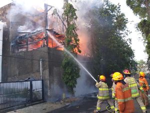 Kobaran Api Lalap Rumah Mewah dan 2 Motor di Dago Bandung