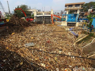 Tumpukan Sampah di Pintu Air Manggarai: Bambu hingga Manekin