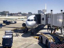 Putus lalu Ribut di Pintu Pesawat, Dua Karyawan Maskapai Dipecat