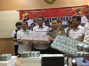 Polisi Pamer Uang Rp 2,3 M yang Disita dari Kasus Korupsi Perangkap Hama