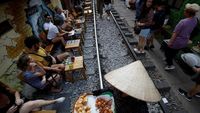 Unik! Deretan Kafe Ini Berdiri di Pinggir Rel Kereta Api