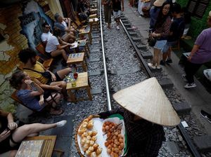 Unik! Deretan Kafe Ini Berdiri di Pinggir Rel Kereta Api
