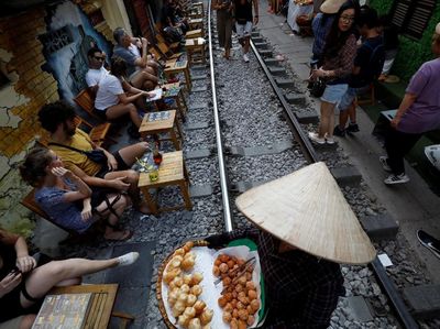 Unik! Deretan Kafe Ini Berdiri di Pinggir Rel Kereta Api