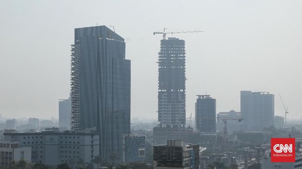 Suasana gedung Jakarta terlihat samar dari kawasan Tendean, Jakarta Selatan akibat polusi udara, Jakarta, Rabu, 9 Oktober 2019. Jakarta kembali bertengger di peringkat empat sebagai kota dengan kualitas udara terburuk di dunia pada Senin, 7 Oktober 2019, pagi. CNN Indonesia/Bisma Septalisma