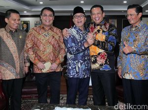 Senyum Para Pimpinan MPR di Rapat Perdana