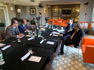 Bill Gates Kaji Teknologi Permudah Akses Modal ke Ibu-ibu di RI