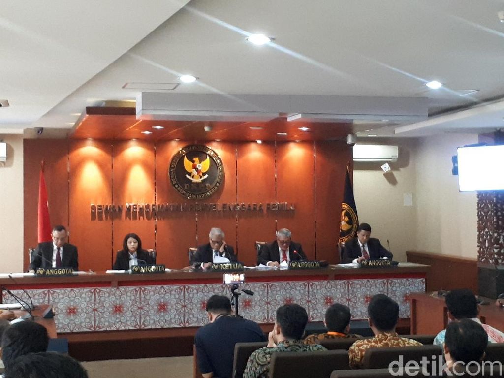 DKPP Gelar Sidang Soal Geger Surat Suara Tercoblos di Malaysia DKPP Gelar Sidang Soal Geger Surat Suara Tercoblos di Malaysia