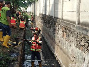 Jelang Musim Hujan, Pemkot Bandung Maraton Bersihkan Sungai