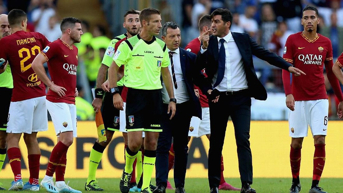 Paulo Fonseca melakukan protes keras kepada wasit usai AS Roma diimbangi Cagliari (Foto: Paolo Bruno/Getty Images)