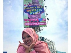 Dari Bekasi, Cewek Ini Viral Pasang Baliho Ingin Bertemu Idola KPop
