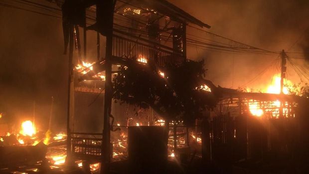 Api diduga berasal dari rumah Lengkian.